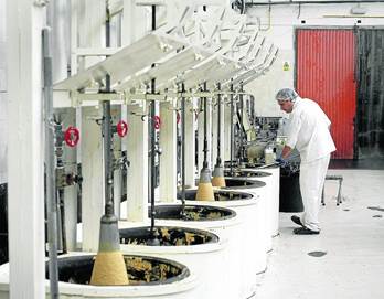 Producción de turrón en la planta zaragozana del grupo Lacasa en Utebo.